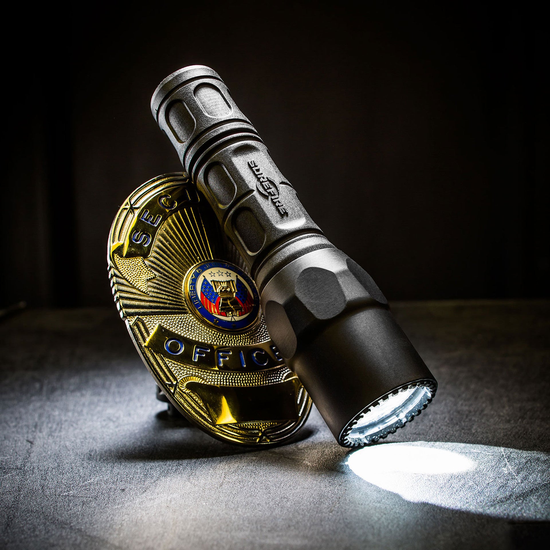 SUREFIRE G2X LE（LAW ENFORCEMENT）新品未開封 G2X-LE_Hero_badge_B__73315.jpg